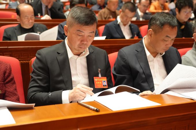 政协委员听取报告