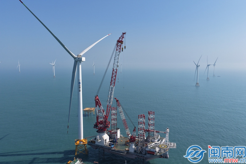 全球首台20兆瓦海上风电机组在漳浦海域完成吊装