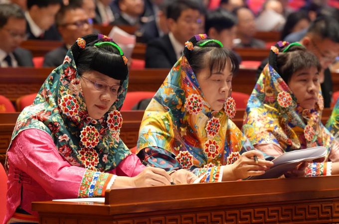 参会代表在阅读工作报告