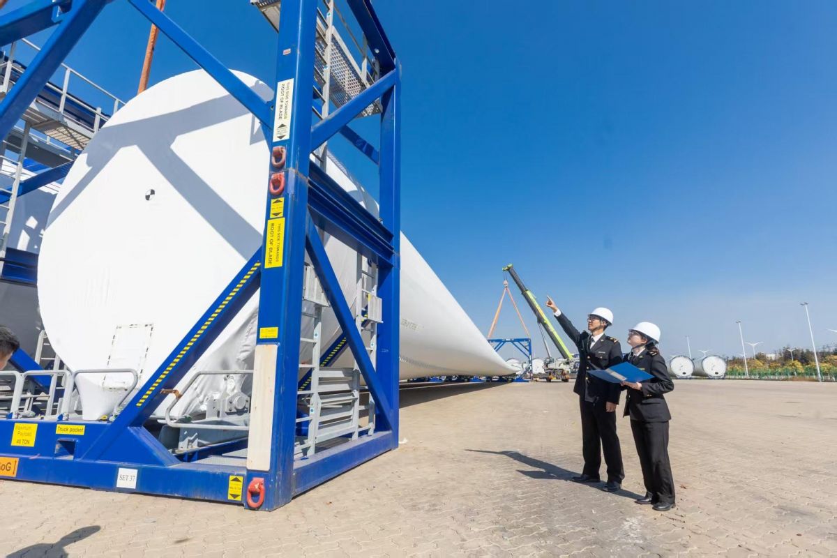 福州港新年首趟风电设备“乘风”出海