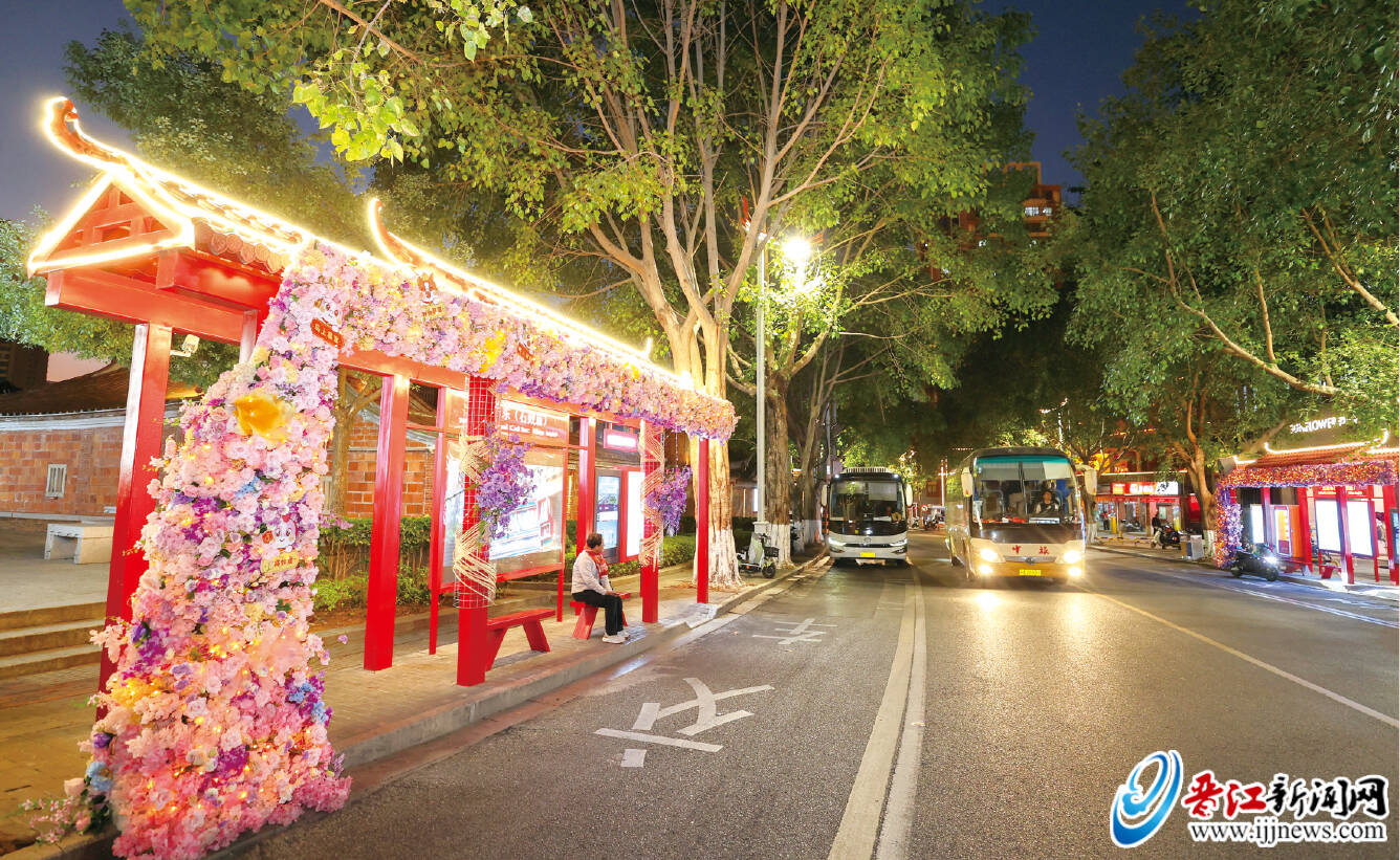 晋江五店市东公交站 “马跃新程 ”主题装饰走红