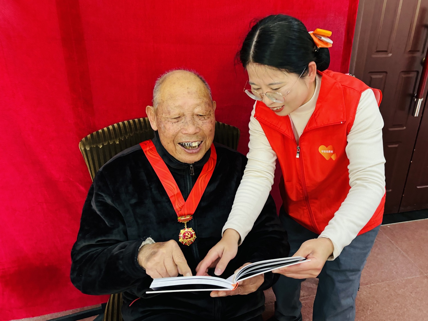 平安产险泉州中心支公司：新春影像传暖意 银发笑颜映初心