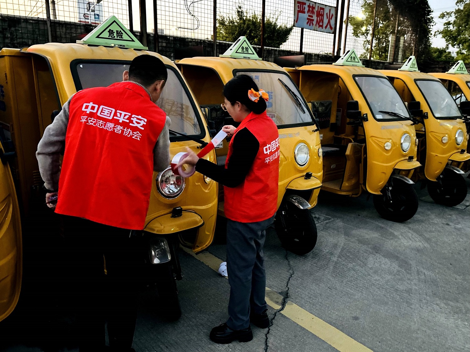 平安产险泉州中心支公司：新春福礼“贴”上车 平安相伴行无忧