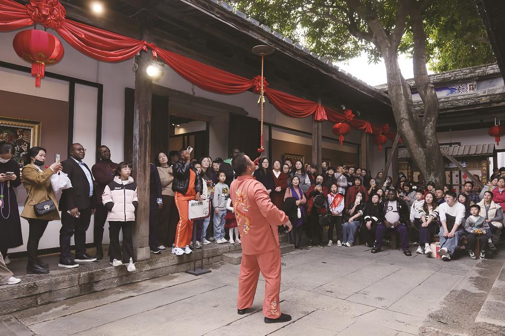 飞钹惊鸿耀榕城 石狮非遗引喝彩