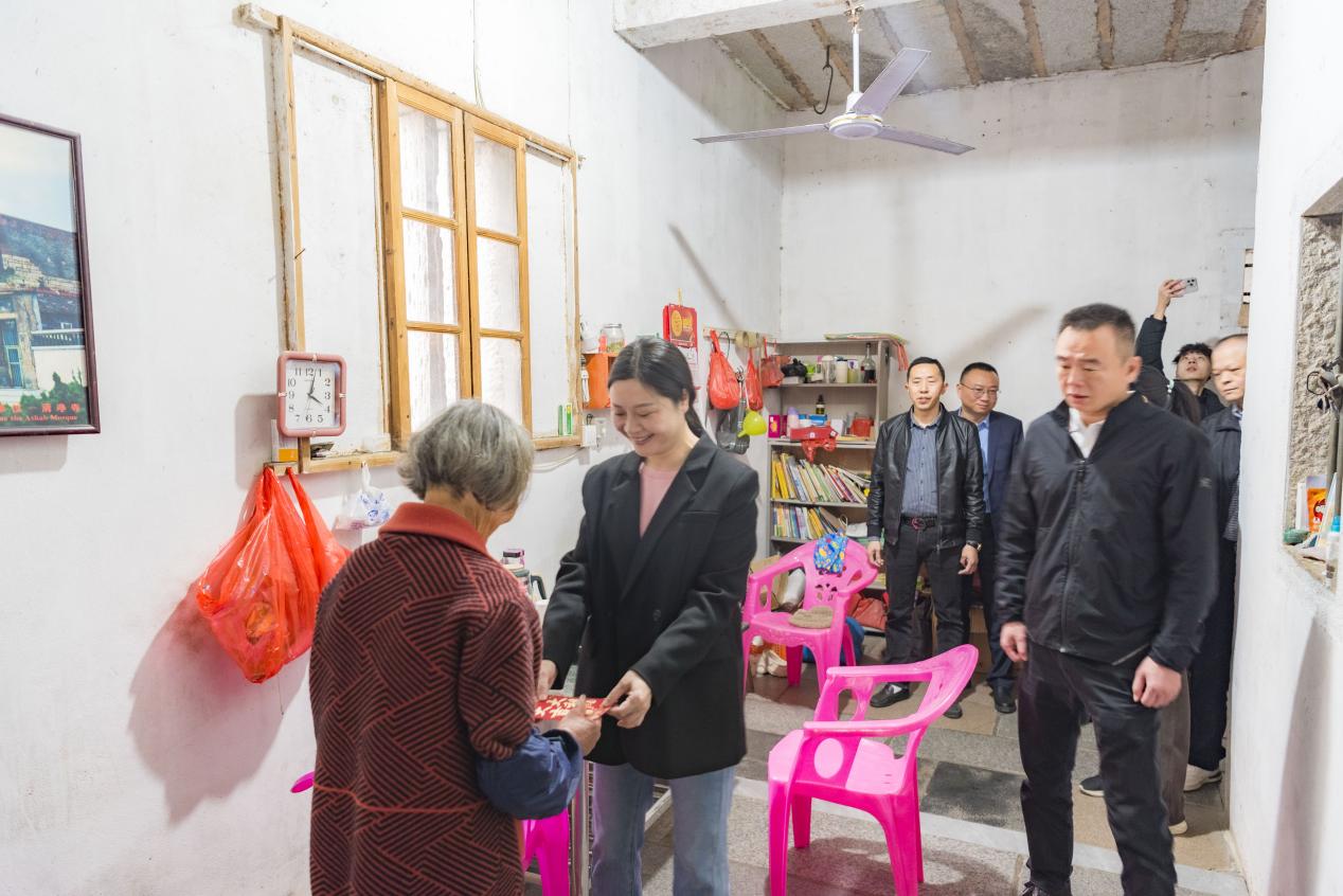 人保财险南安支公司：冬日送暖 情系困难群众