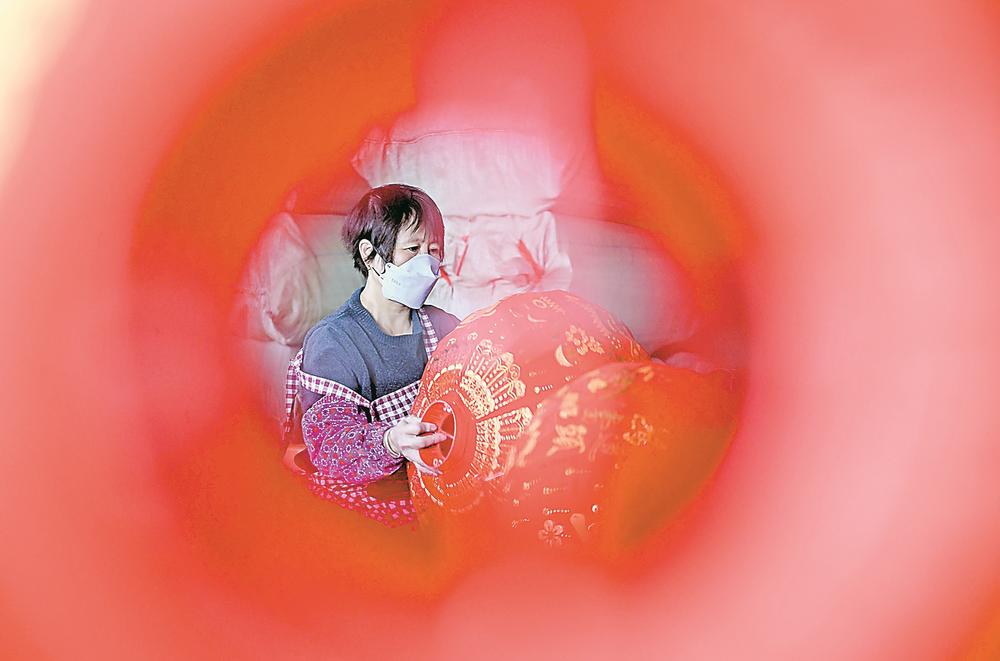 泉州泉港区：赶制灯笼迎新春