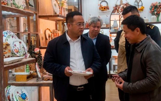 �»���ί��Ƿ����յ�����ó��ҵ