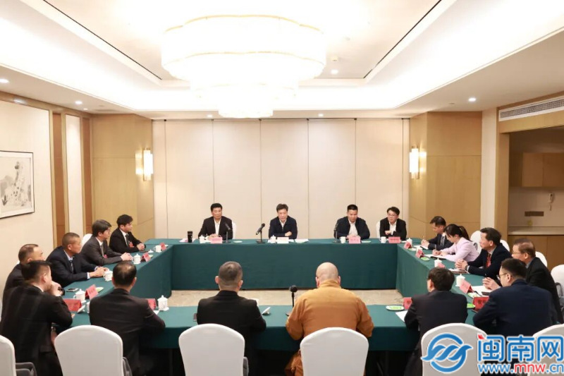 漳州龙海书记区长看望参加市“两会”区市政协委员