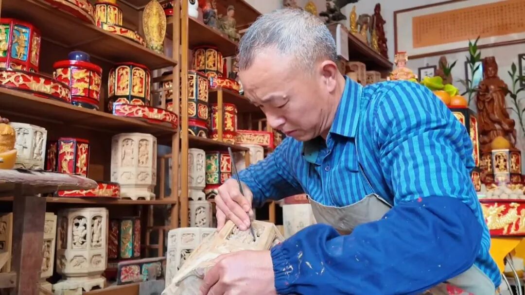 走近木雕匠人陈国辉：37年，把美好刻进木头里