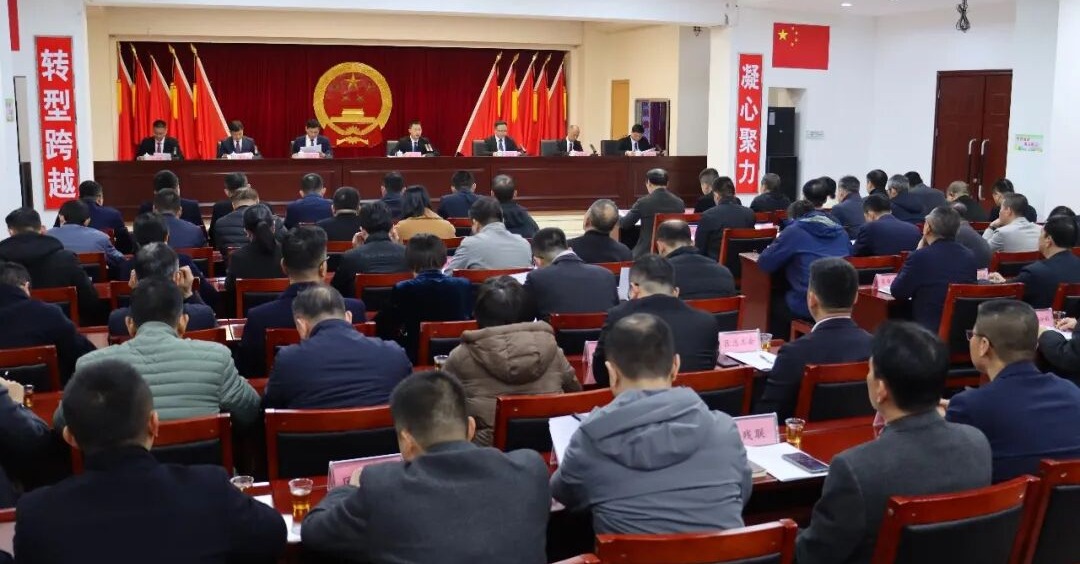 洛江区政府区长郭宁主持召开区政府第一次全体会议