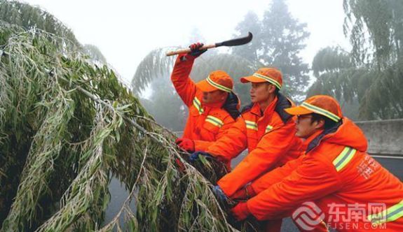 受寒冷天气影响 三明多地公路部门保障结冰路段安全通行