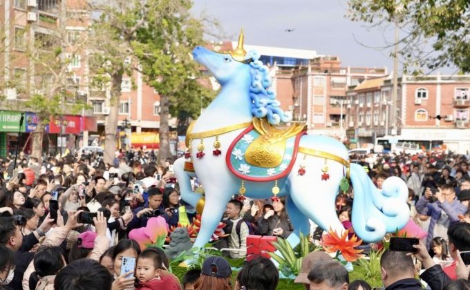 六匹駿馬聚首古城！泉州古城馬年IP“東·守守”壓軸亮相