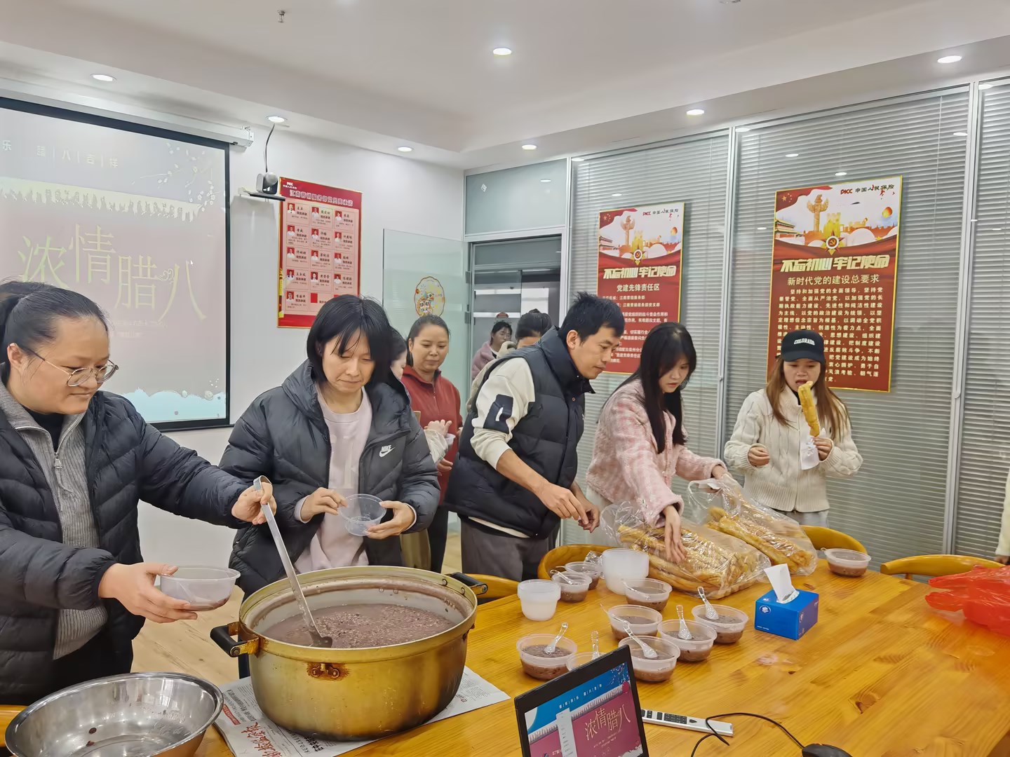 人保财险江南营销服务部：岁末温粥 熙暖如年