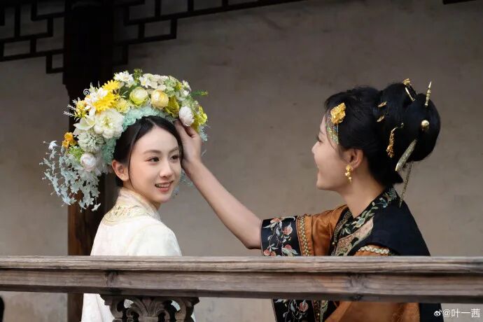 葉一茜曬與女兒森碟簪花合照：不必追光，你自成花