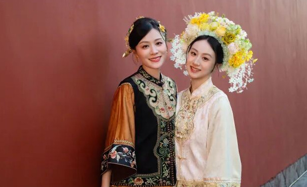 叶一茜晒与女儿森碟簪花合照：不必追光 你自成花