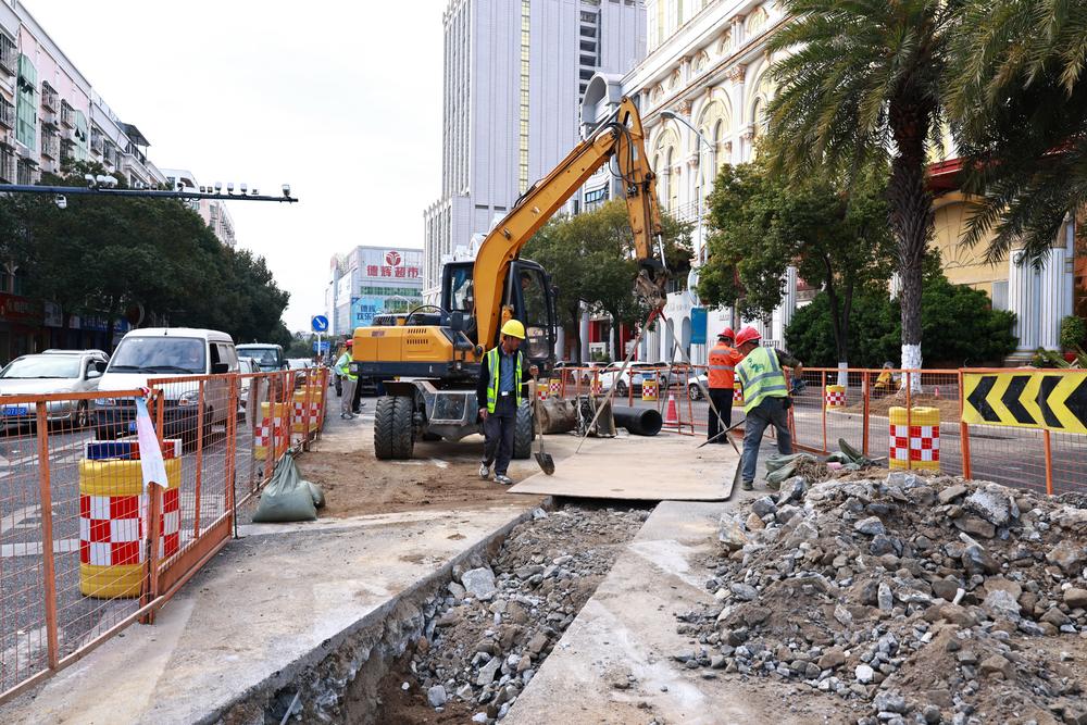 石狮八七路与濠江路交叉口处排污管道启动修复更新，预计2月10日前全面完工