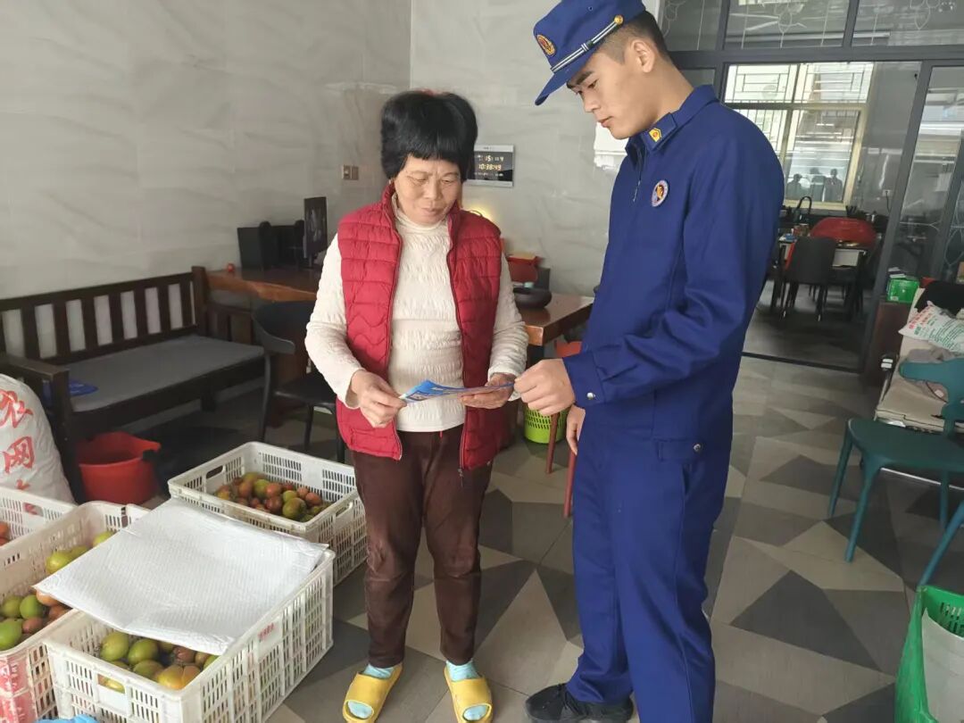 云霄：上门讲安全 消防员走进小店做“防火培训”