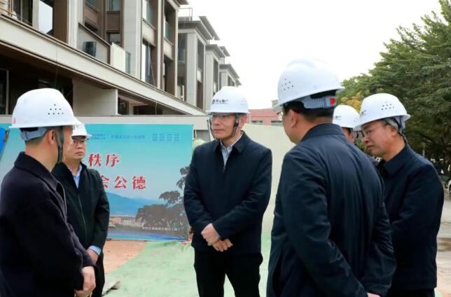云霄县县长调研推进“好房子、好服务、好小区”建设
