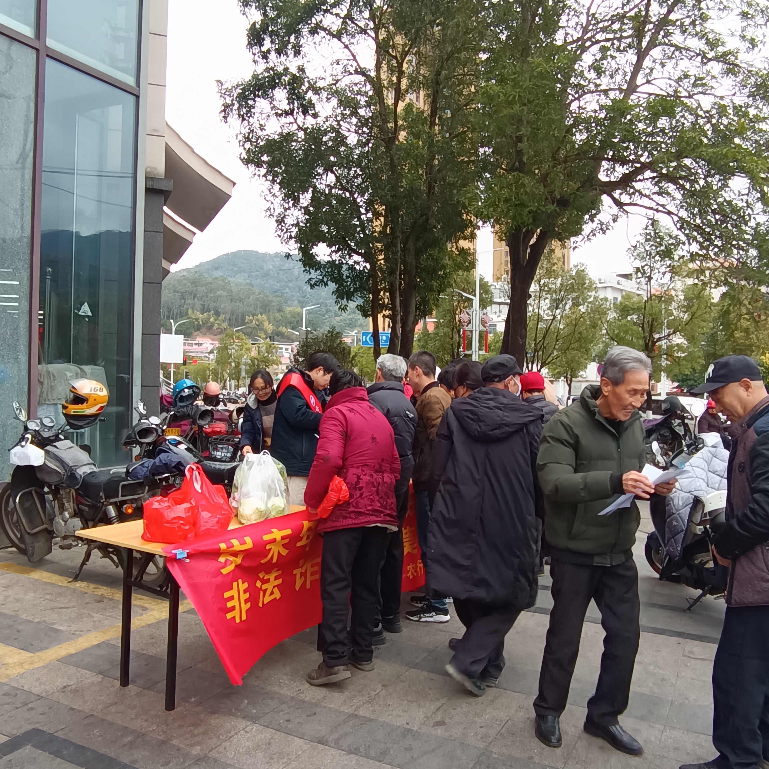 农业银行漳州华安县支行走进“菜市场” 织密岁末年初反诈防护网