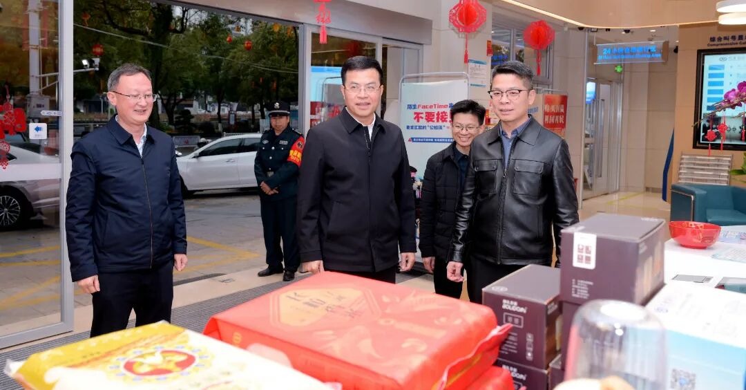 德化县县长吴志朴走访银行业机构