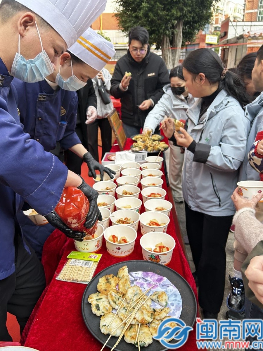 居民们免费品尝美食