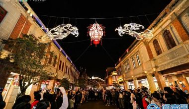 年味渐浓 泉州古城中山路 “妙音飞天” 花灯璀璨亮灯