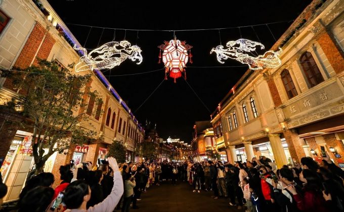 年味渐浓 泉州古城中山路 “妙音飞天” 花灯璀璨亮灯