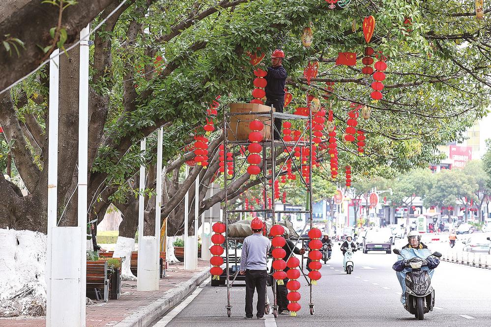 红灯笼高高挂 街头年味渐浓