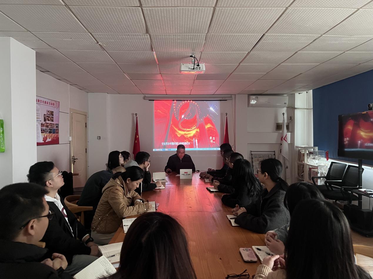 人保财险鲤城支公司：组织观看警示教育片《榜样10》