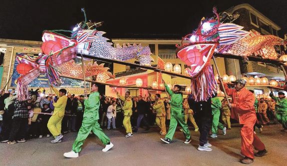 龍燈映古村 刻紙慰鄉(xiāng)情  