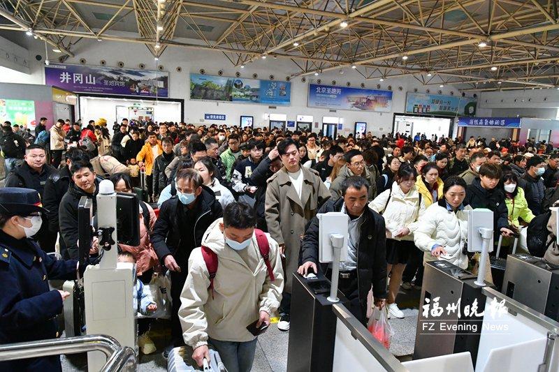 2026年春运启幕 温暖“福站”映照幸福底色