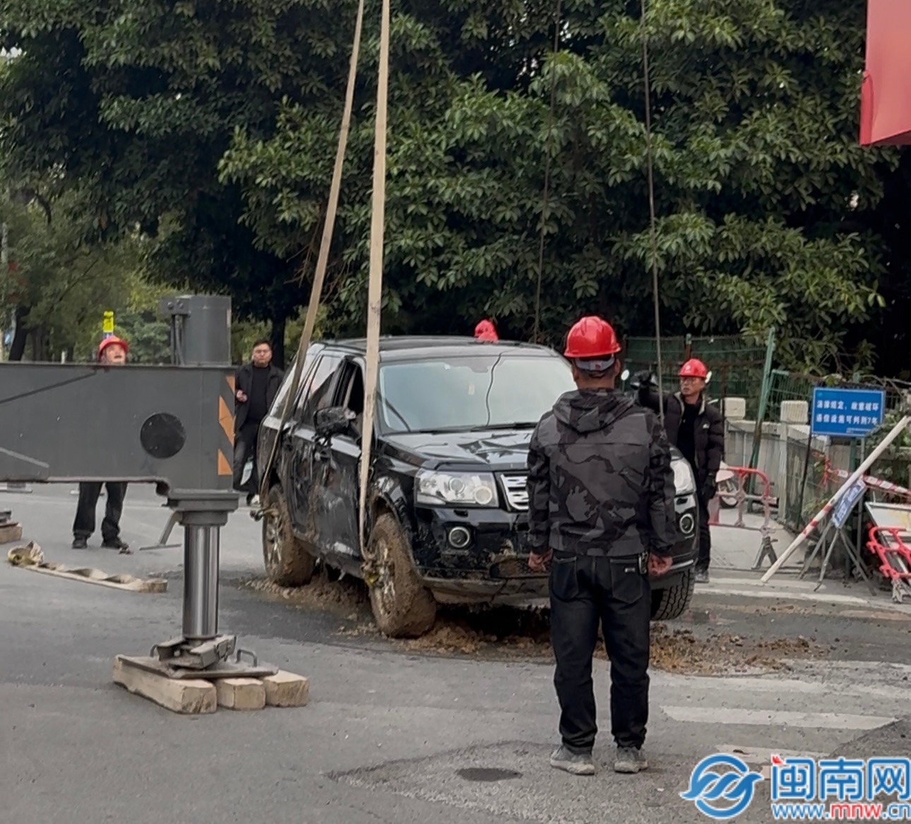 【民声直通车】泉州南环路：路面坍塌致小车坠入深渠，责任咋整？