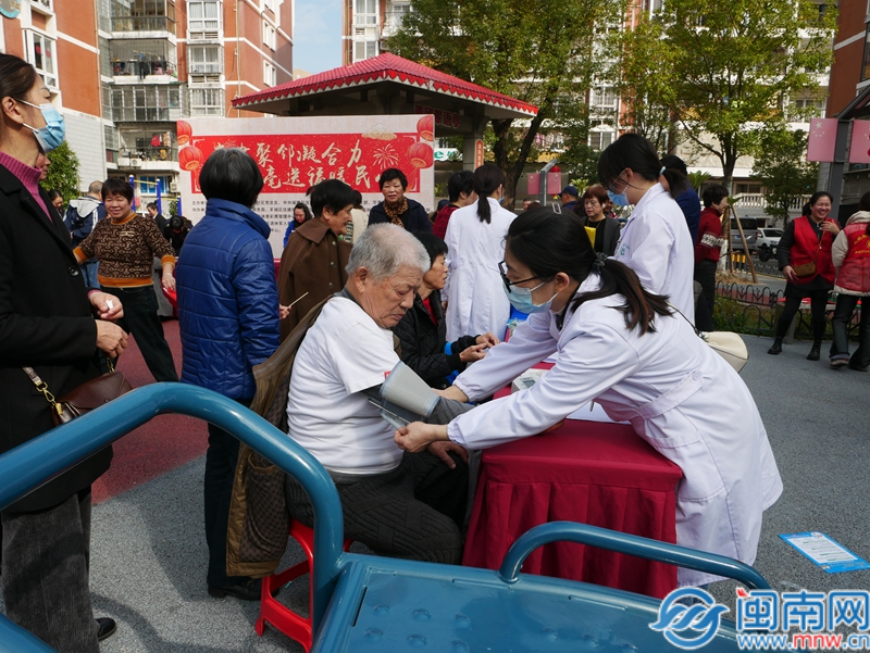 漳州芗城区新桥街道：党建聚邻凝合力 挥毫送福暖民心