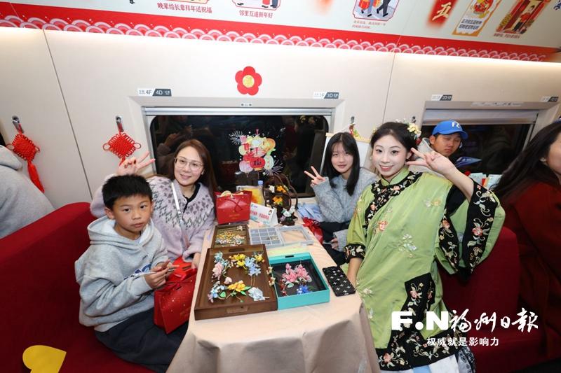 “海峡情·幸福号”主题列车在榕发车