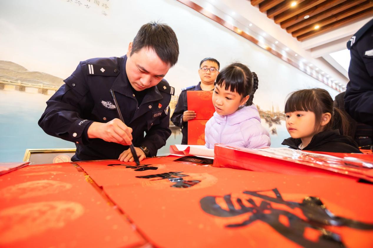 立春挥墨送平安 晋江公安启动“春联送万家”活动