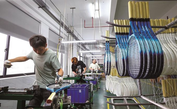 石狮球拍龙头企业车间里“热”力十足