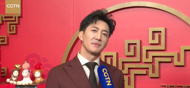 王阳亮相总台春晚彩排现场 用流利英语送祝福
