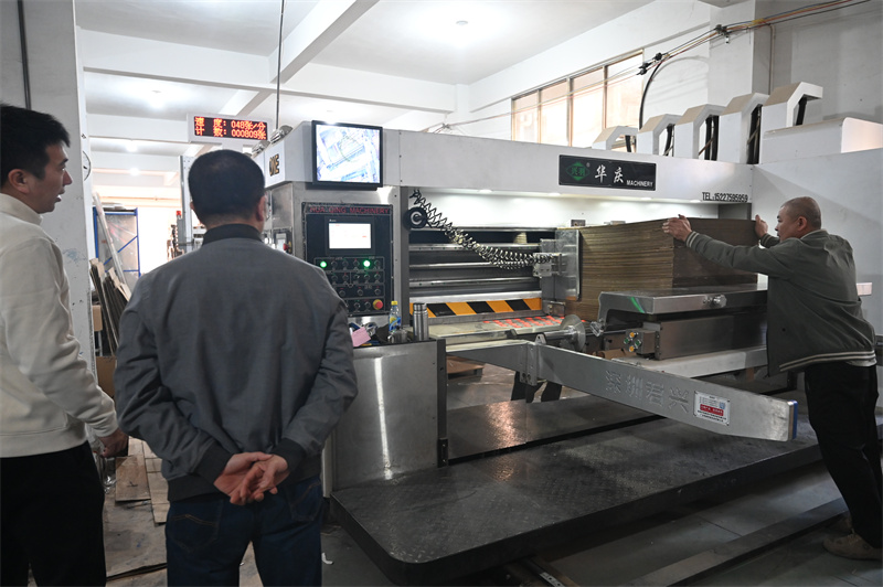 检查纸箱厂生产线安全情况