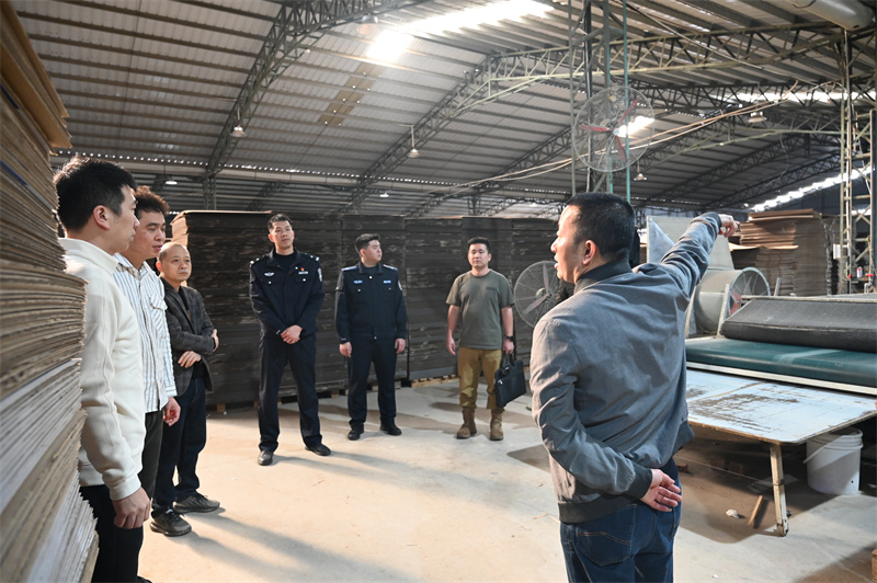 和纸箱厂负责人交代春节防范要求