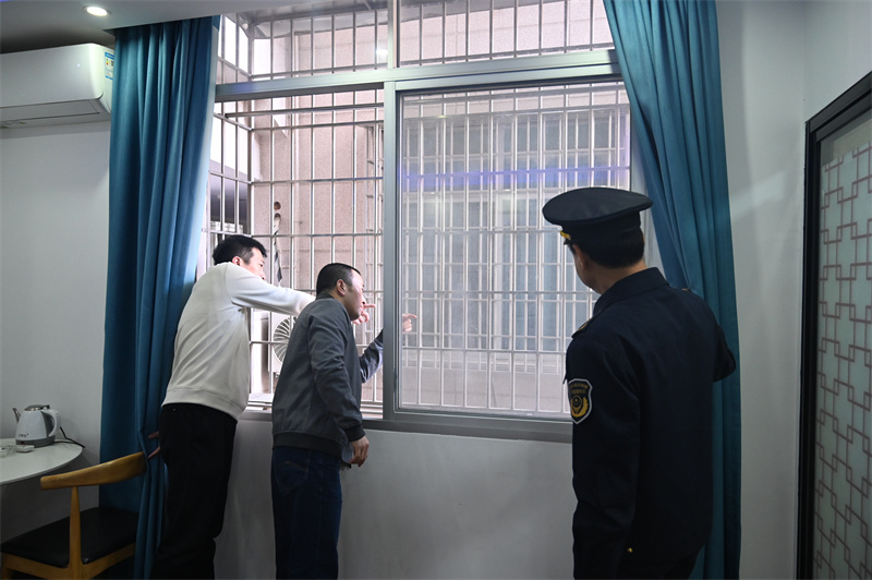 检查宾馆逃生窗
