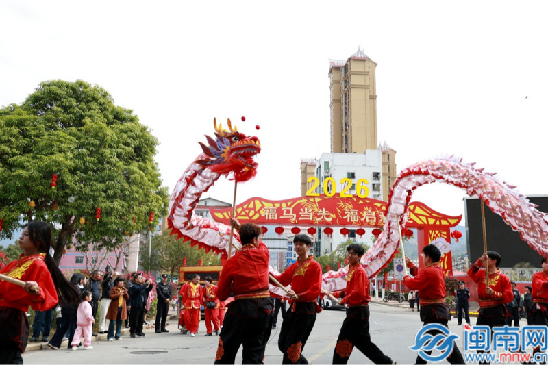 福建华安：“非遗”踩街闹小年 “赶圩”市集备年货