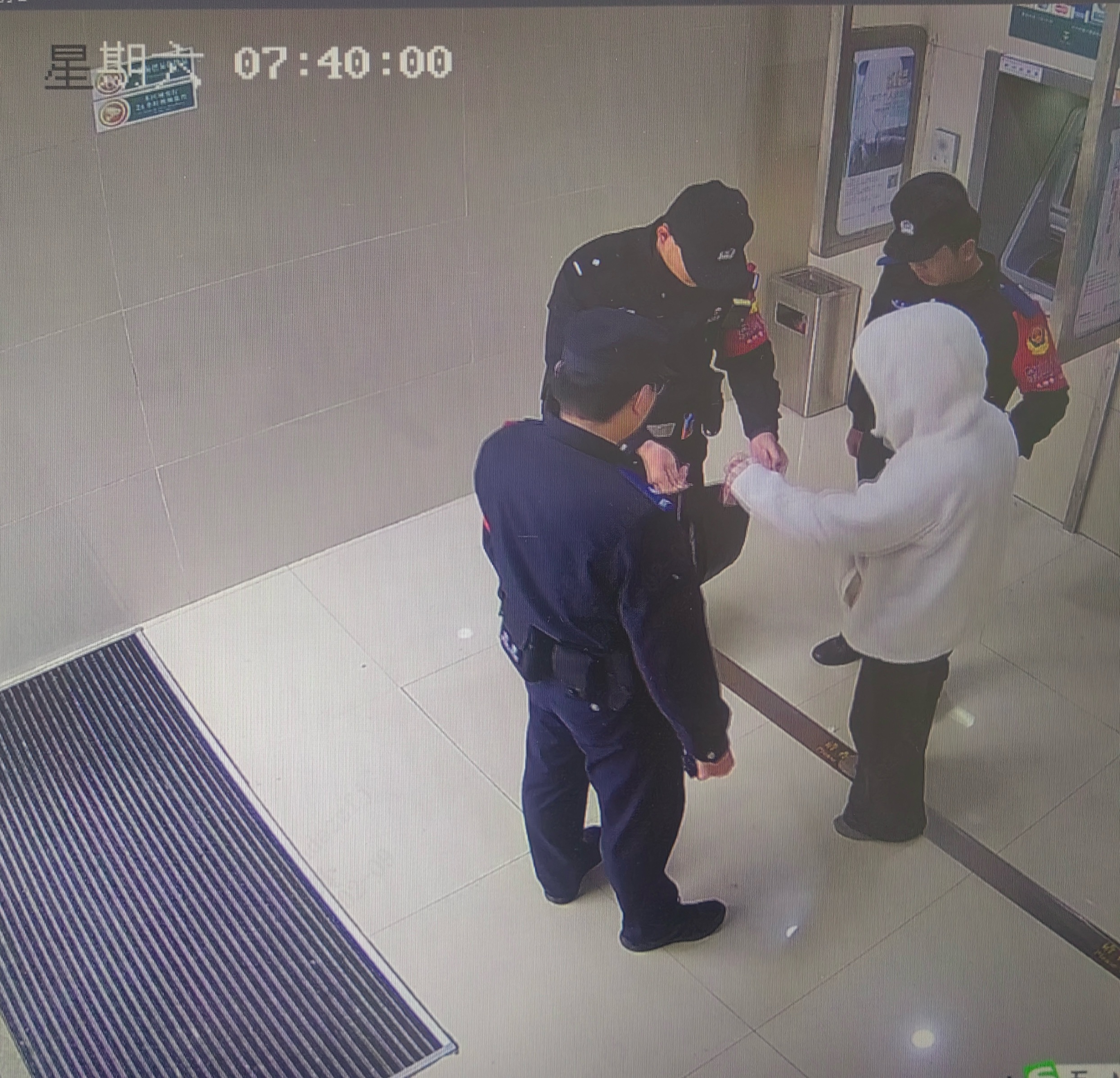 农行福建漳州分行：监控中心敏锐识破异常取现 警银联动成功截获“车手”