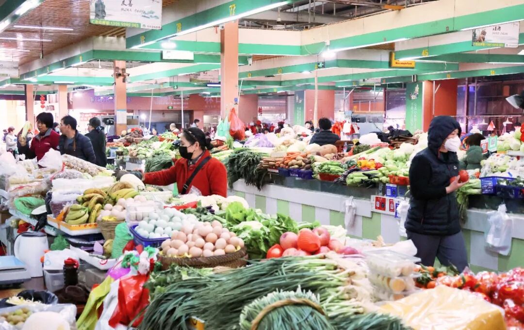 年味浓了！市场供销两旺，市民“菜篮子”“果盘子”满满迎新春