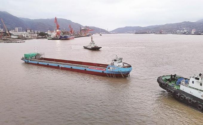 闽江首艘千吨级多用途电动集散船下水