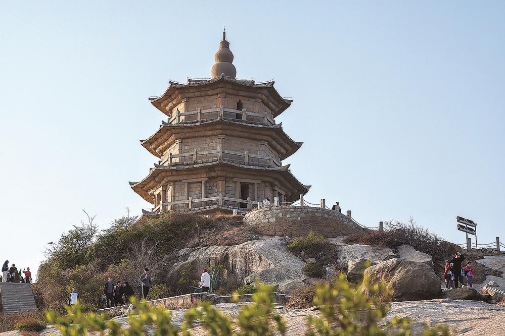 石狮宝盖山景区年味渐浓游人多