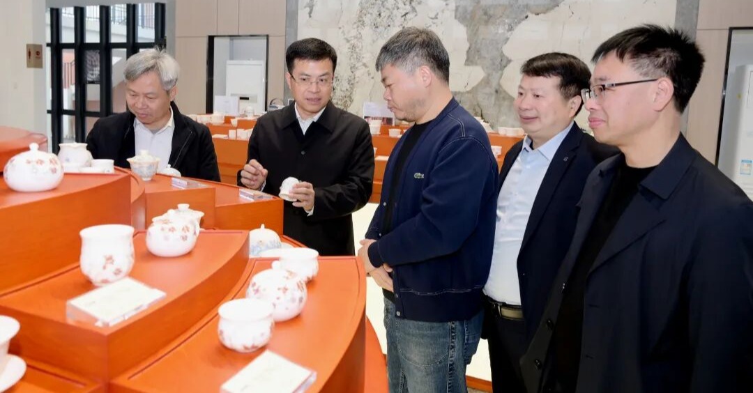 德化县县长吴志朴走访陶瓷企业