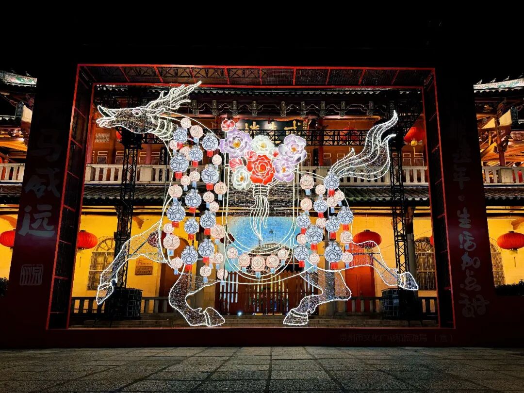 春节快到威远楼！看会发光的马！