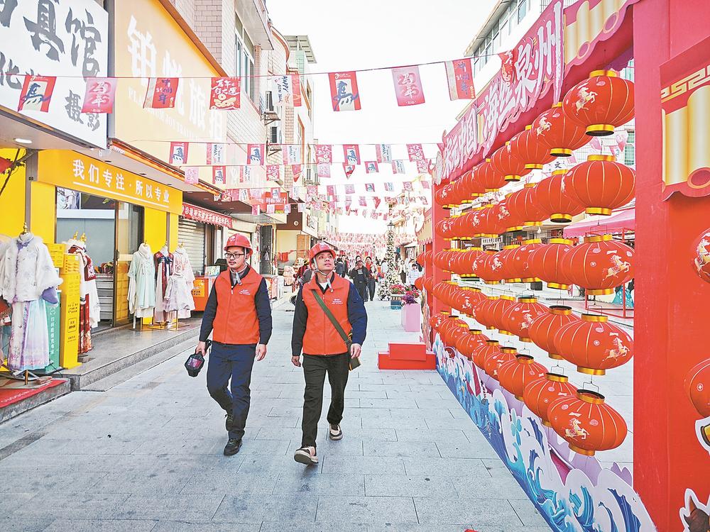 东海供电所工作人员在巡查供电用电安全。 本报记者 庄钊滢 摄  