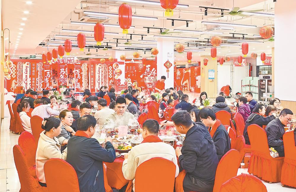 2月15日晚，福州大学近百名留校师生在精心装点的旗山校区玫瑰园餐厅共度新春佳节。本报记者 蒋丰蔓 通讯员 王忆希 摄