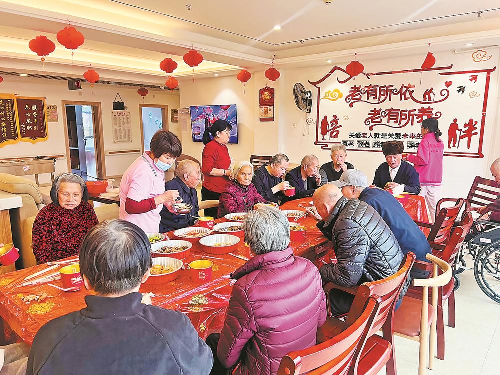2月16日，位于泉州市洛江区的金秋家园颐养中心，老人们在家属和工作人员的陪同下共享年夜饭。本报记者 汤海波 通讯员 郭晓玲 摄